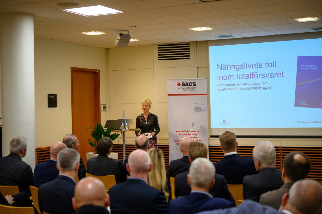 Elisabeth Nilsson presenterar utredningen om Näringslivets roll i totalförsvaret